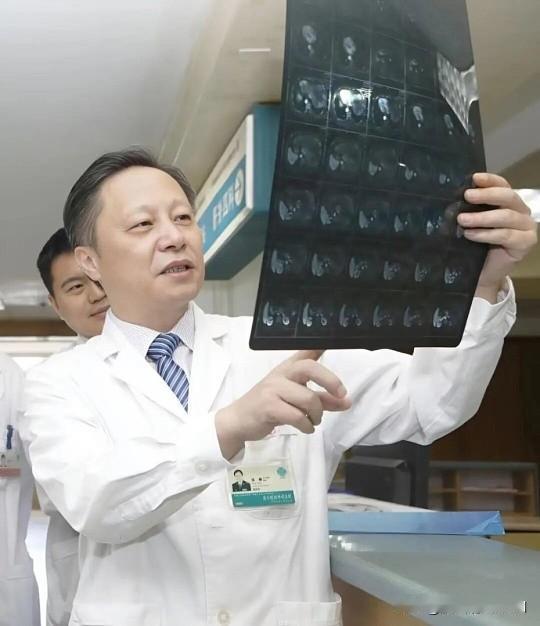 从常熟走出的海军专业技术少将军沈锋教授，他是吴孟超院士团队的核心传承人，也是从江