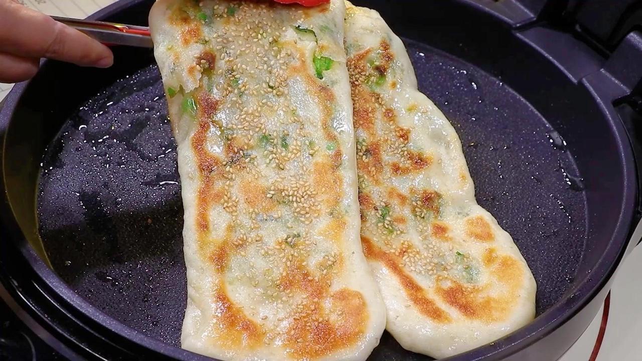 一周做3次的椒盐葱花烧饼！5块钱成本在家复刻，外皮焦脆内心柔软，葱香满溢，比外面