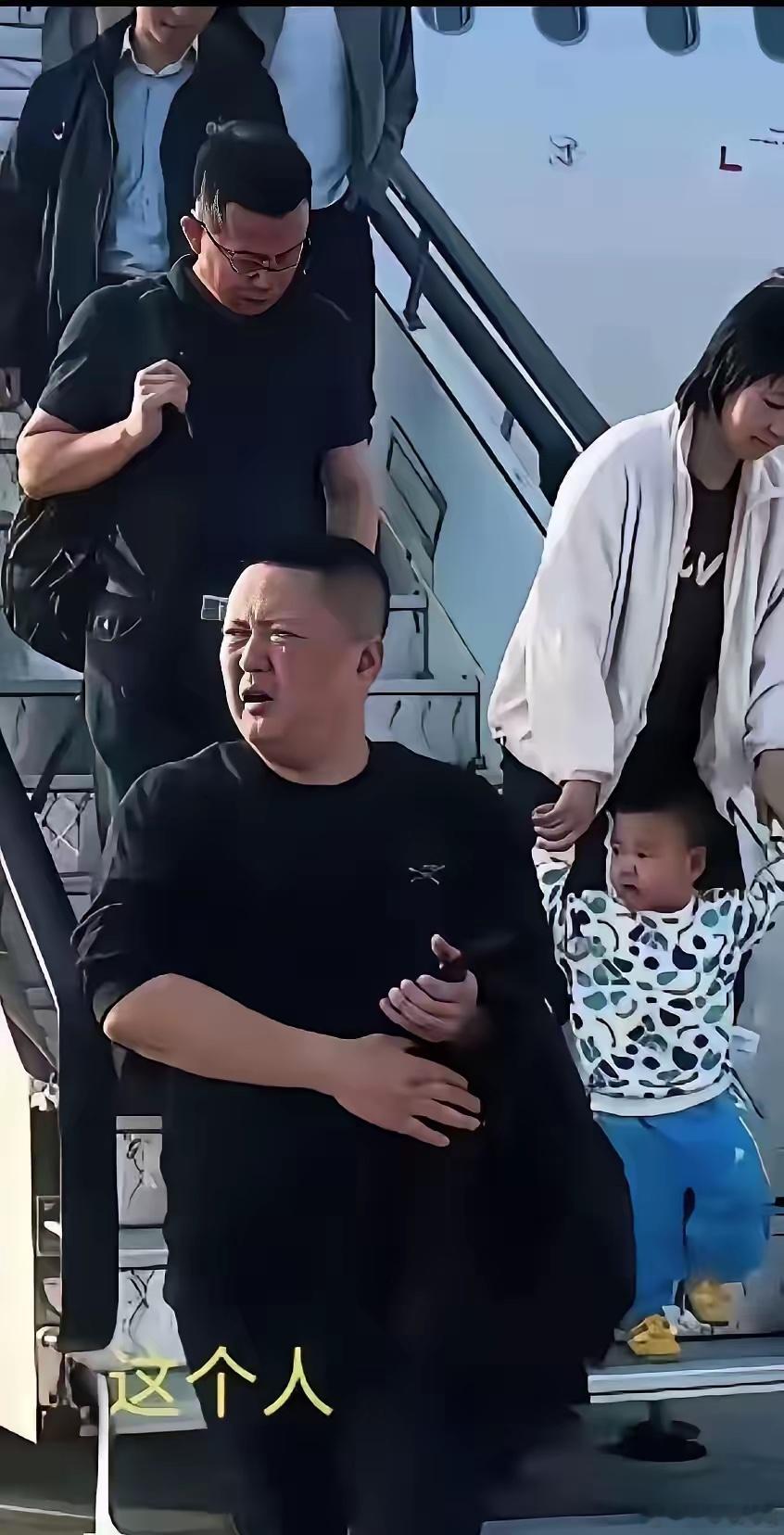 东航逼空姐下跪3次的那个男旅客是谁？他就是欧某某。​事件还在发酵：东方航空公司已