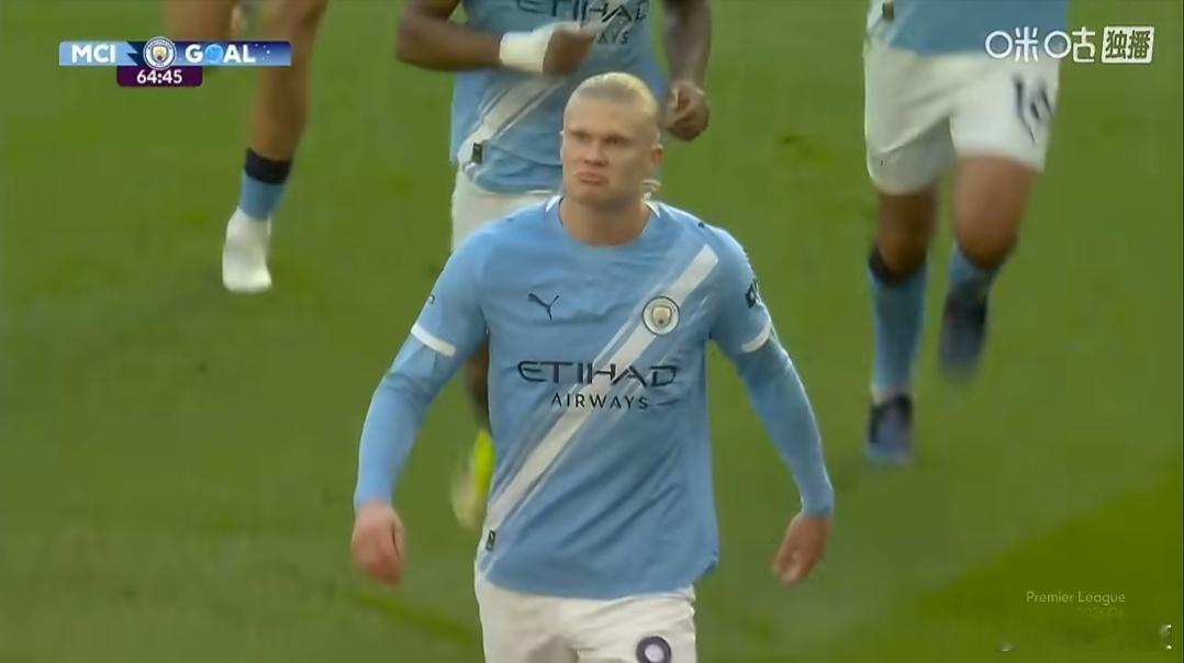 笑死，哈宝被拽衣服拽了一整场，进球后霸气还有点小傲娇。娜娜啊…到手的联赛冠军又快