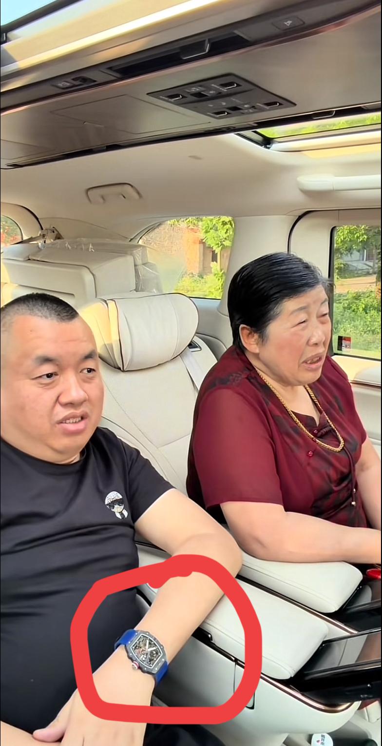 北京坤哥太绝了，很多人第一眼看到这张照片，都觉得坤哥是在记录和母亲的日常，带着母