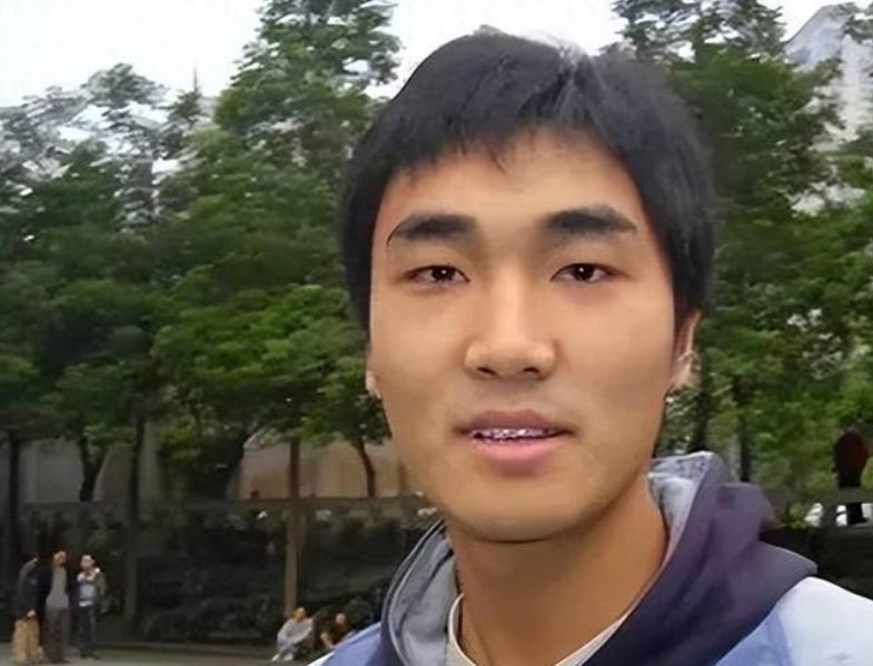 “每月就给我500块，资助不起装什么孙子！”2006年，贫困大学生向海清向媒体怒