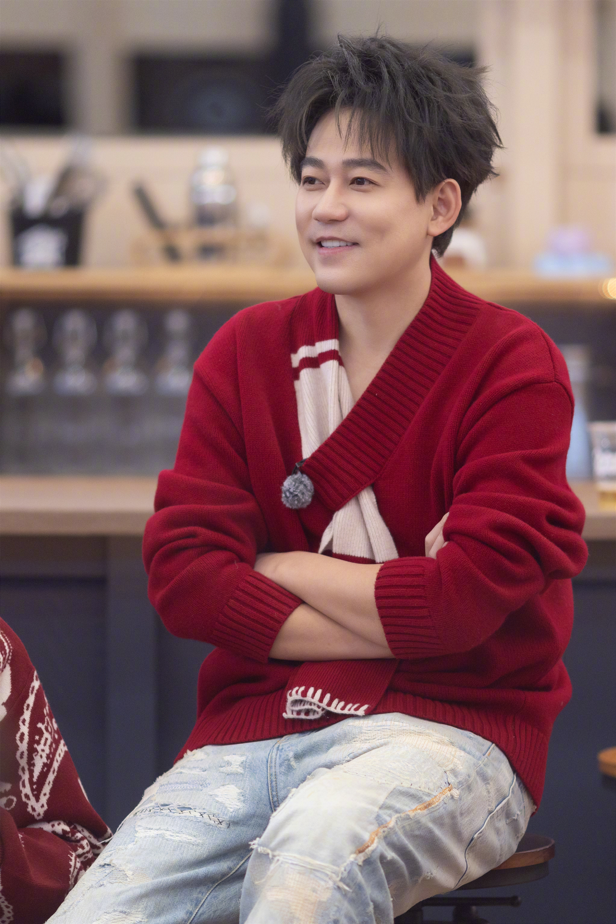 苏醒一年一度春晚行为艺术 兄弟们也在等苏醒一年一度的春晚行为艺术，还现场催上了，