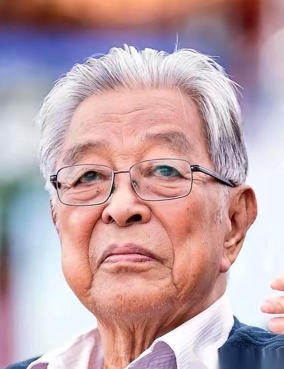 法庭上，老爷子站得笔直，就说了两句话。
“说我贪了三千多万，我不认。”
“说我多