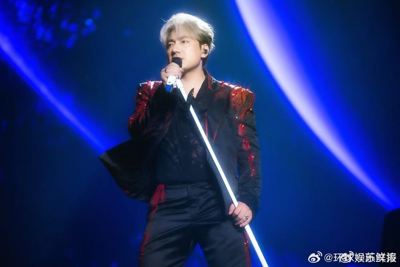 海来阿木巡演大合唱氛围拉满 被海来阿木青岛演唱会大合唱圈粉！这万人齐唱的画面，太