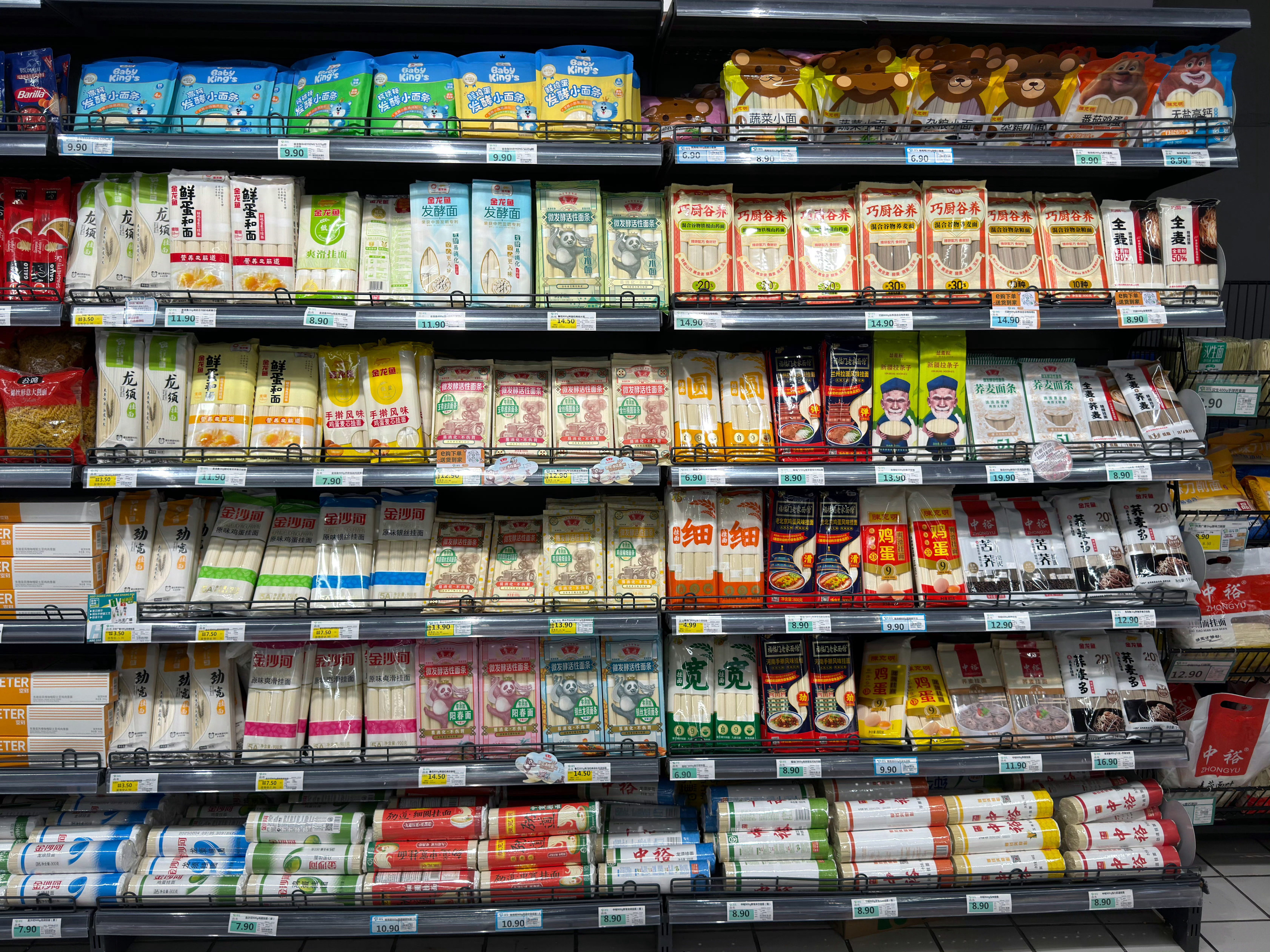 超市的挂面区，抓紧驶离。对于东北人来说：拉面＞手擀面＞机器压的＞方便面＞饿着＞挂