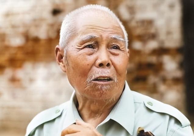 1956年8月，一个解放军少尉副连长脱下军装，按18级干部标准转业到福建地方，在