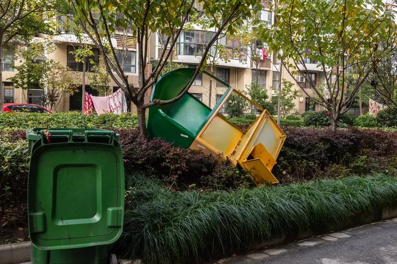 北京房山这起高空抛物案太让人无语了。69 岁的李老太从 12 层阳台扔生活垃圾，