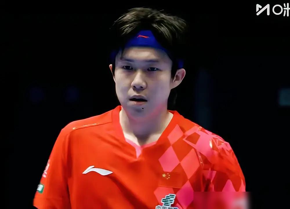 国乒输给瑞典，全网都在骂林诗栋。你错了。他不是罪人，他是祭品。
大头王楚钦，左