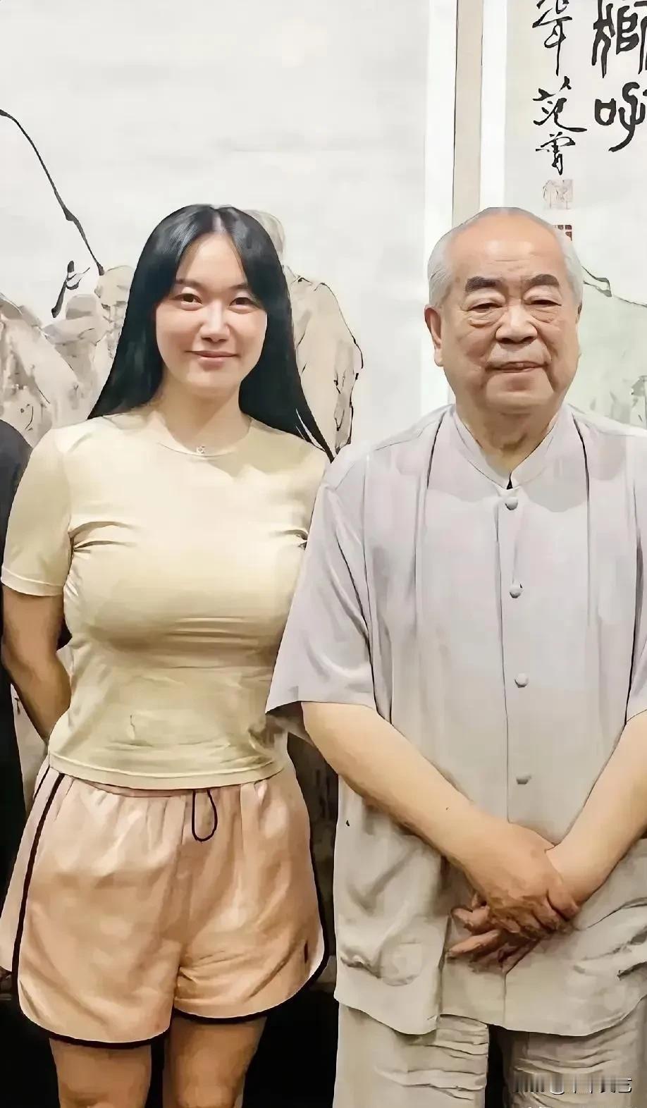 范曾和徐萌这对名人夫妻，最近因“失踪”“卷钱”传闻闹得沸沸扬扬。明明是搬新家，却