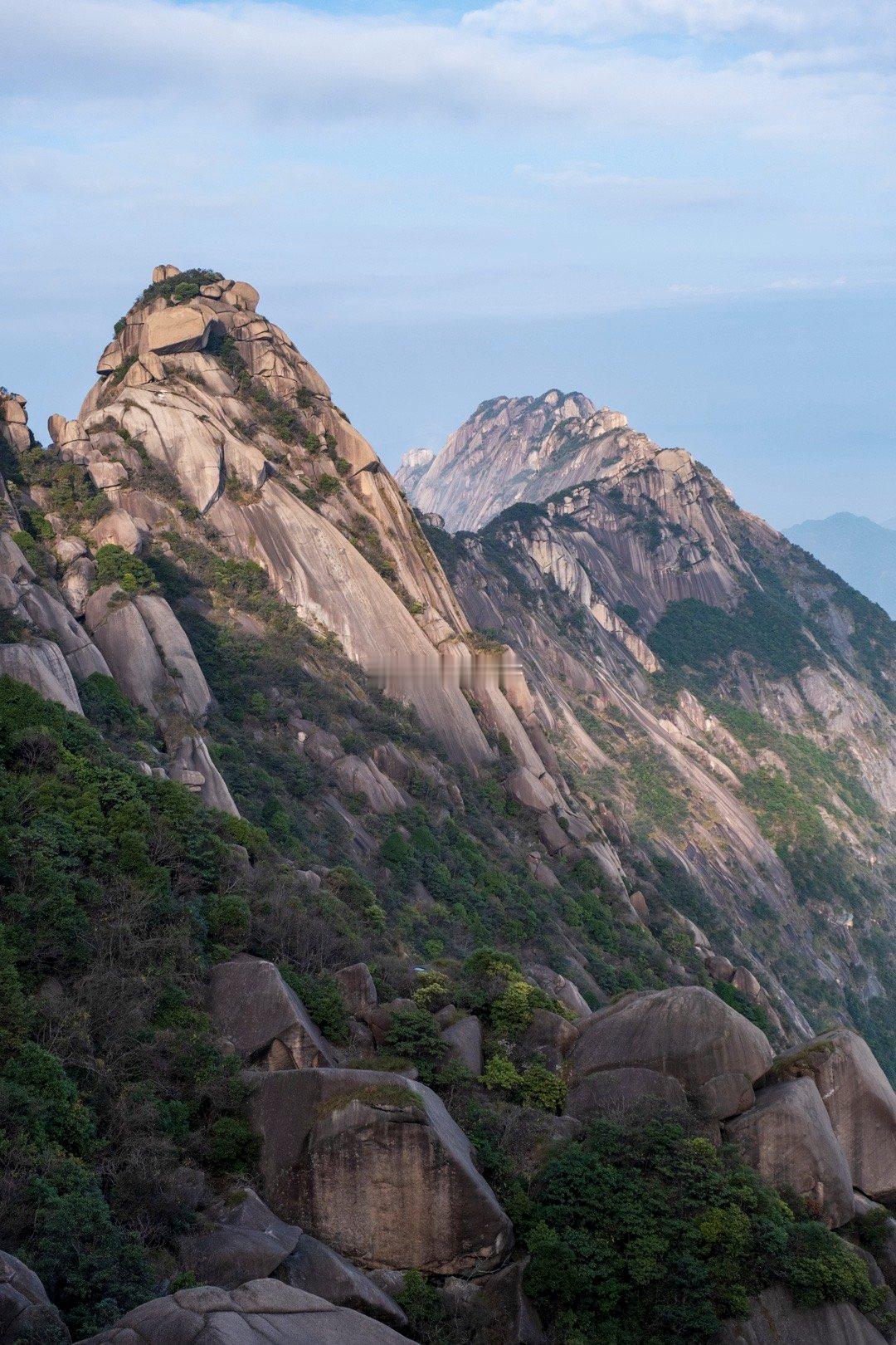#旅途光影# 江西的山很多，云雾缭绕，如入仙境，相比有名的三清山、庐山，灵山真是