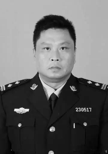 充卡司机属于典型的刑事犯罪行为，必然会付出沉重的法律代价。民警是在执行公务期间牺