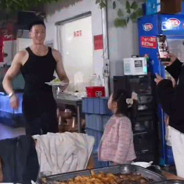 小女孩长大后不会喜欢肌肉男了 迷惑行为大赏内容过于真实 ​​​