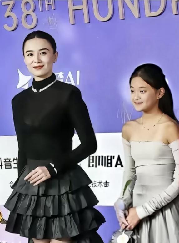 梅婷12岁的女儿曾慕梅获得了38届电影百花奖新人奖提名。梅婷把12岁的女儿打扮成