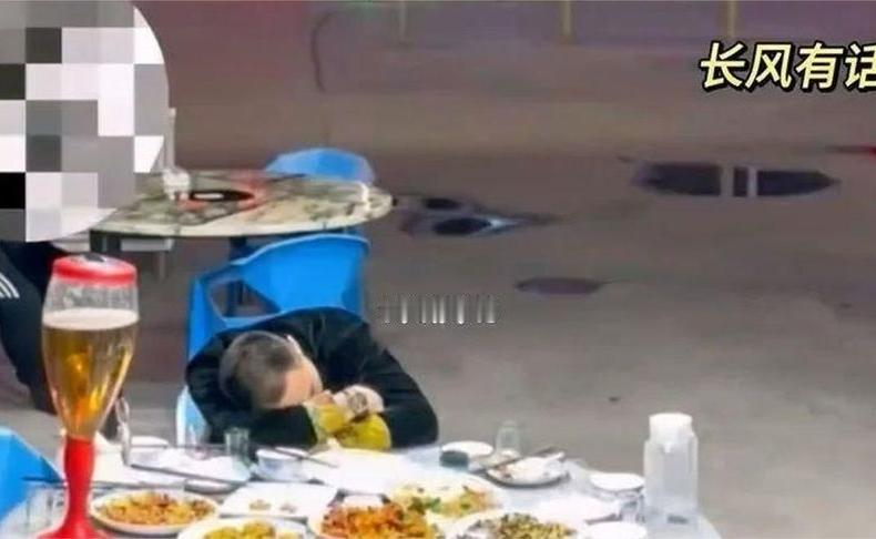 男子离婚后喝醉酒，可吃完饭后却没钱付账，随后发生的事让人感动