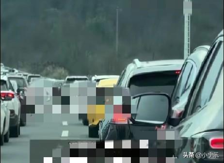 近日，云南昭通一男子在老家过完年，开车返回广东东莞上班，车上后备厢带着70多岁老