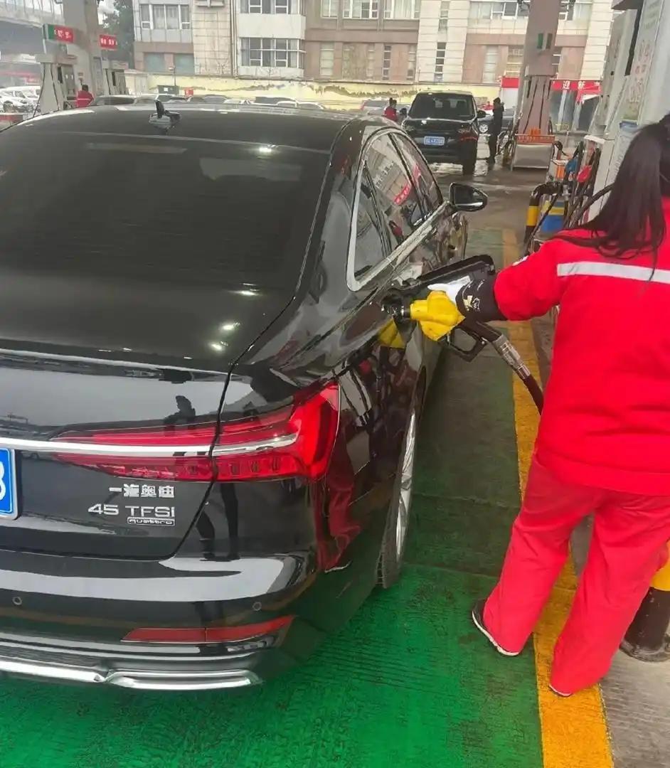 这个行为比乞丐要饭还丢人，真不要脸！
4月11日，一媒体报道，一加油站内一辆黑色