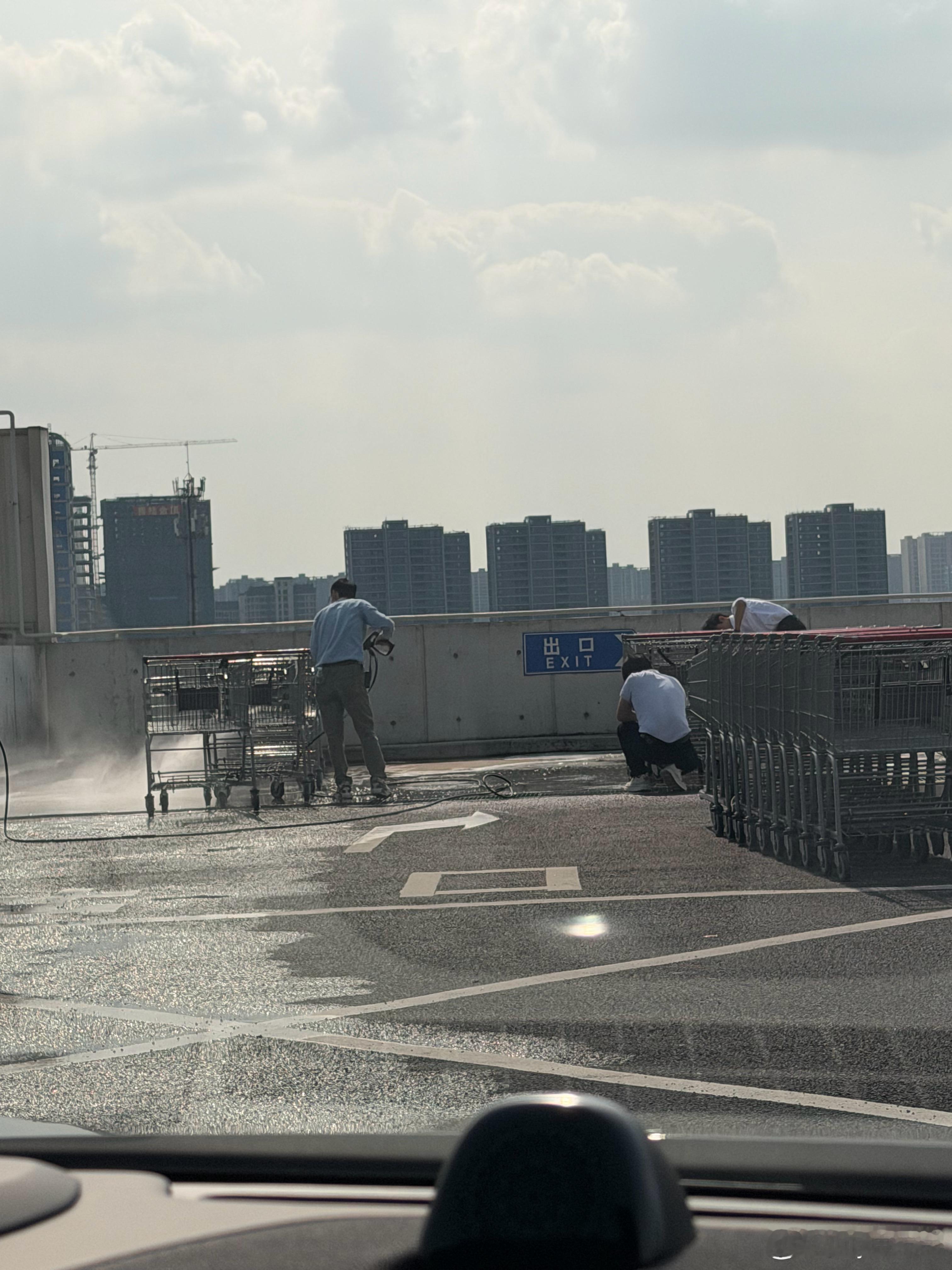 开市客的购物车洗这么仔细的嘛[鼓掌],用刷子仔细的刷刷，好的服务提供好的情绪价值