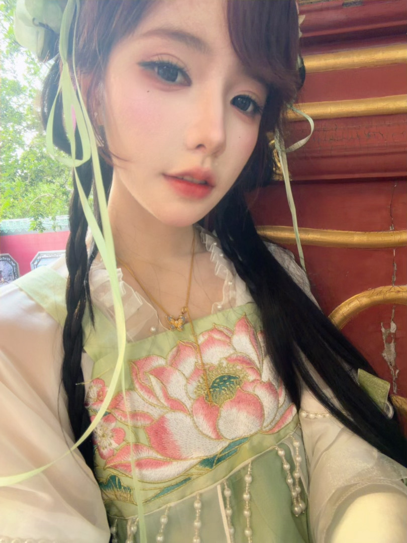 我说真的 我看起来在笑，其实走了已经有一会了。因为最近没拍照 想着上进一下又去当