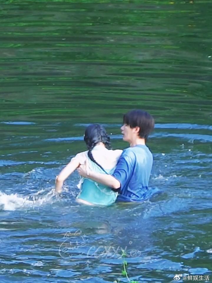 周也胡先煦落水戏周也胡先煦拍落水戏路透 周也胡先煦落水戏路透，好敬业的两个人！ 
