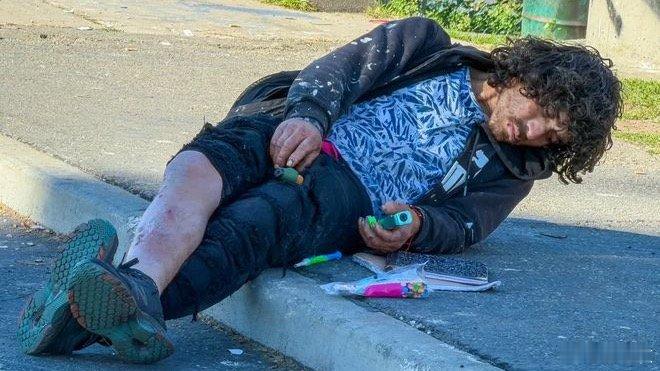 美国街头吸毒者众多如丧尸聚集 真的太离谱了！《纽约邮报》曝光的旧金山街头视频里，