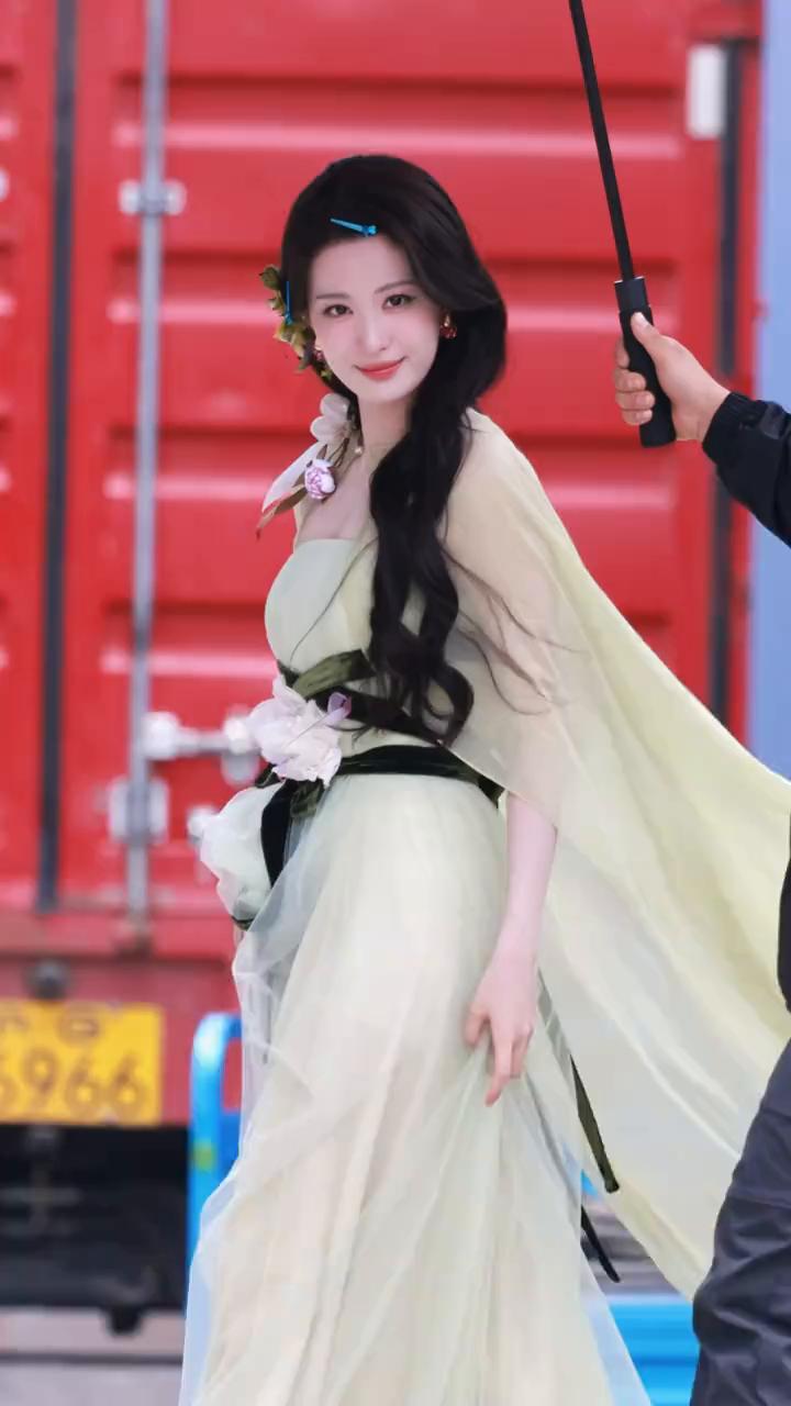 难怪王楚然新剧的衣服款式看着这么眼熟，原来演的是司藤的同款人设，也是历经沧桑的千