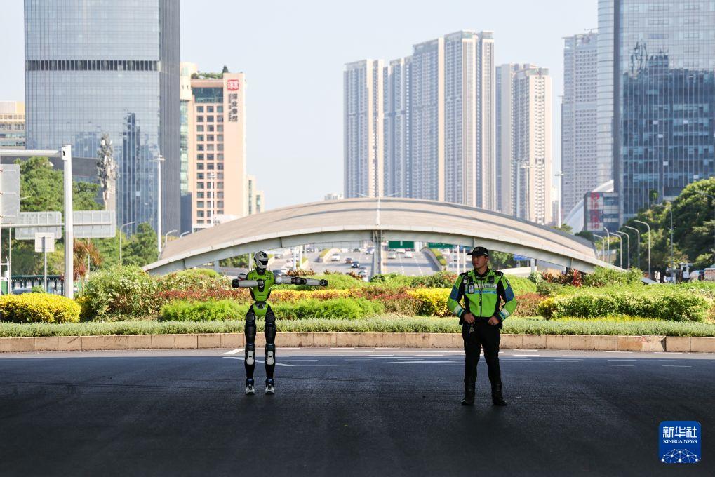 人形机器人在深圳多场景“上岗”
   “湾区智警”机器人（左）在深圳福田区香蜜湖