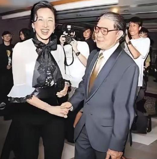 离婚后晚宴偶遇，朱玲玲大方握手笑意满满，霍震霆神情拘谨笑容勉强！
 
豪门之间的