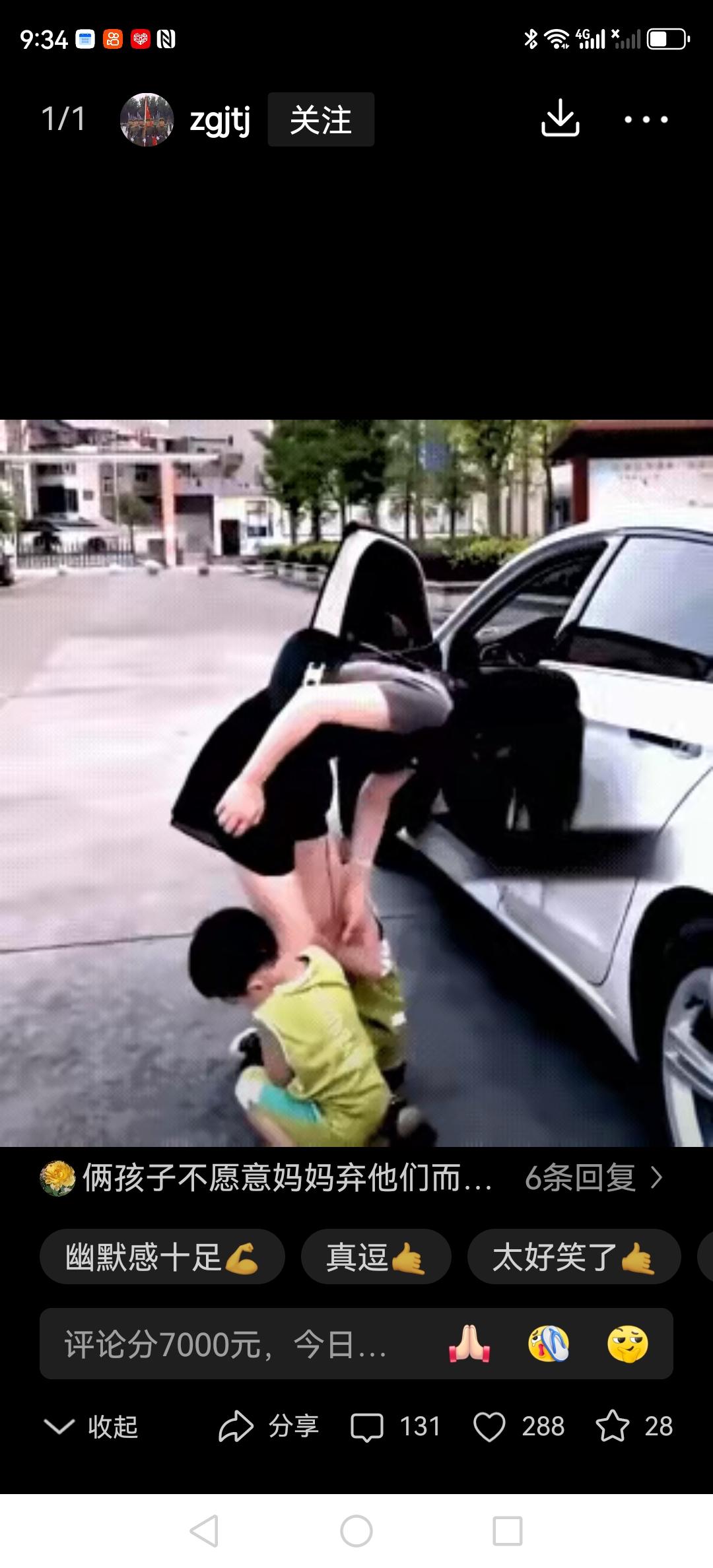 25岁的姐姐刚准备出门，就被刚满周岁的双胞胎弟弟一把抱住了大腿不放。俩小家伙像挂