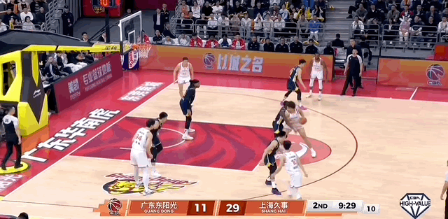 洛夫顿赛前出战还存疑，替补上场4分钟已经轰下11分，这哪像有伤在身的小胖？广东男