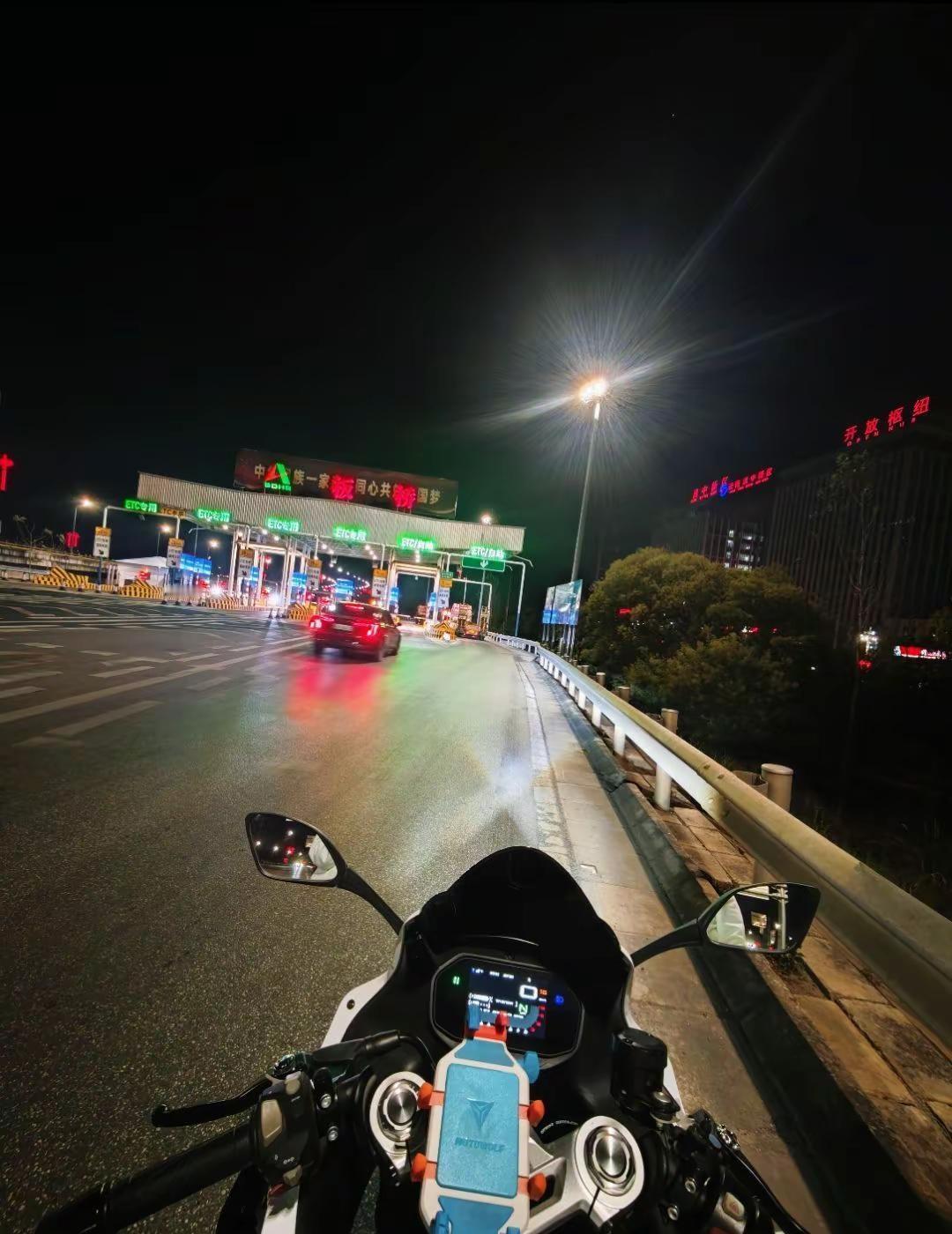 骑车真的好冷，但我不能哭，因为骑车哭的时候泪水遮住了视线不安全。