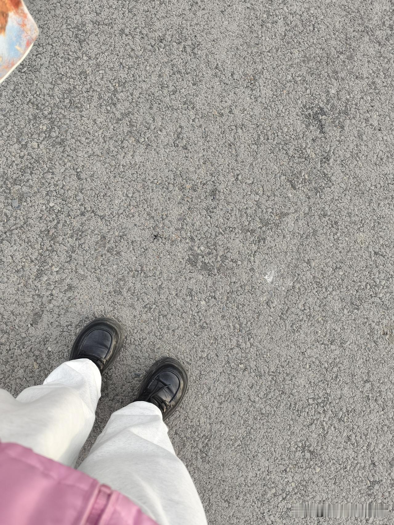 我是乌鲁木齐人，73年属牛的，今年53岁。

我活到53岁很少穿白裤子。

不为