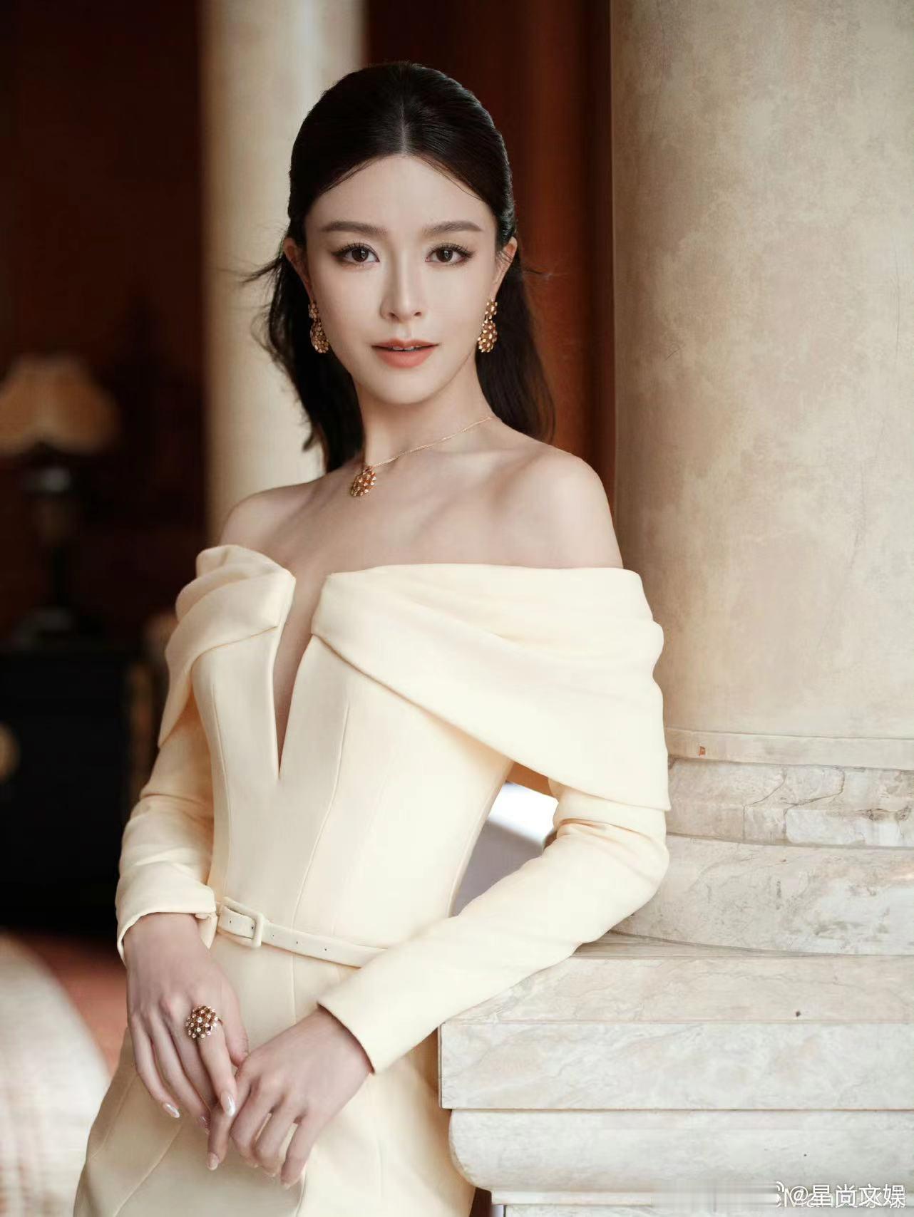 #文咏珊魏大勋正反比耶##文咏珊v领拖尾裙# 文咏珊，提名是努力的勋章，你的汗水