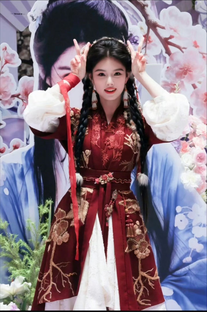 艾米百妖谱龙角造型桃夭两套截然不同的妆造，刚好对应她两种生存模式。混迹人间时烟火