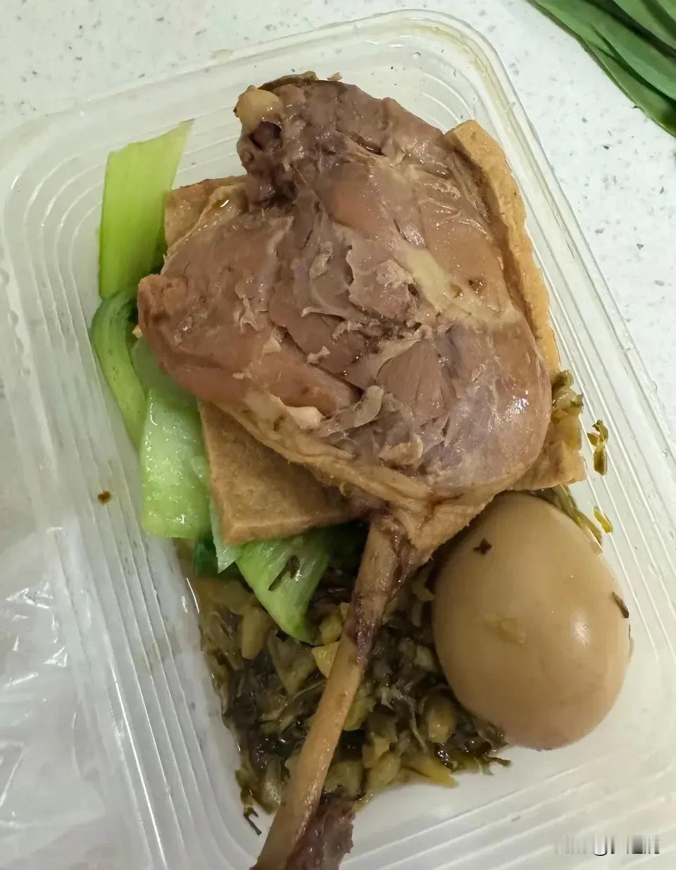 出差人必吃！
青菜比肉好吃
鸭腿饭确实经典，15一盒饭一个鸭腿两根青菜，看起来寒