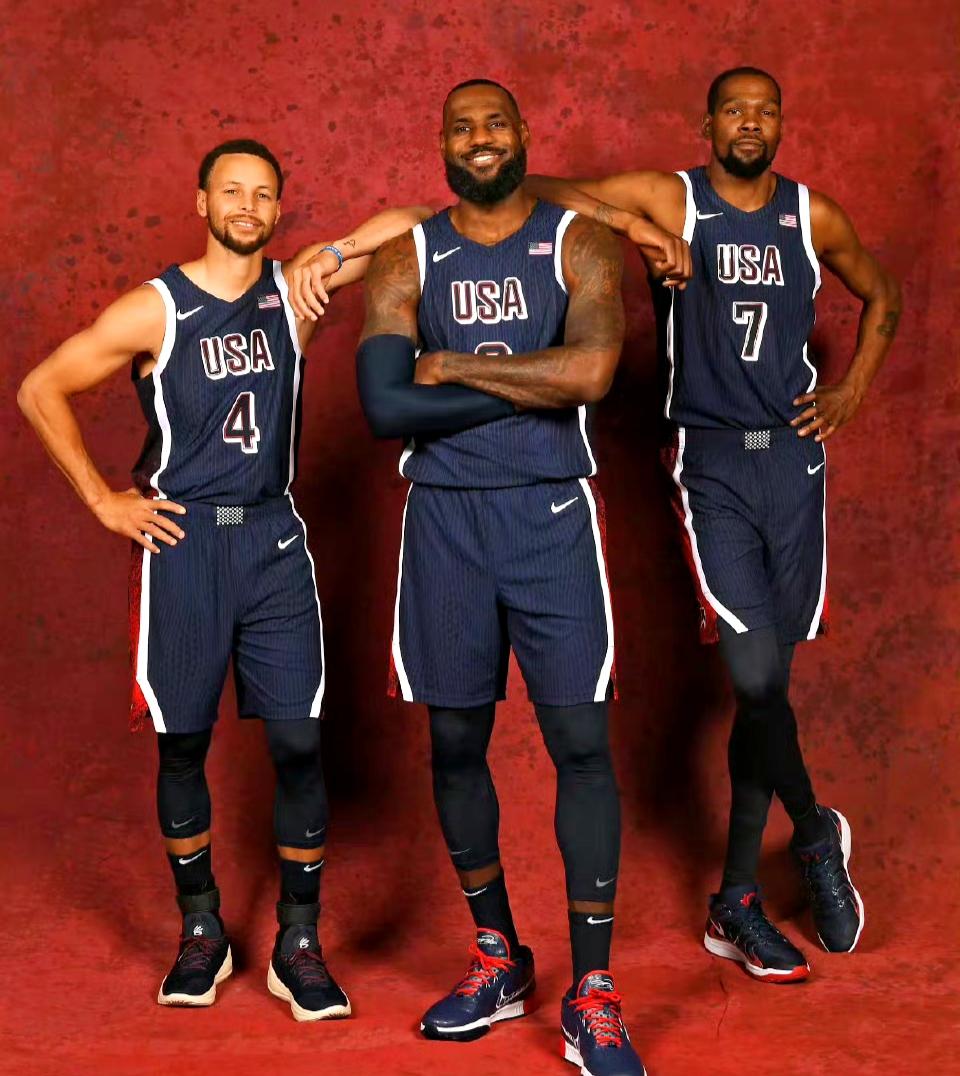 真是天选的一把手，詹杜库在生涯暮年还不得不扛着一支球队前进。

曾经叱咤风云的詹