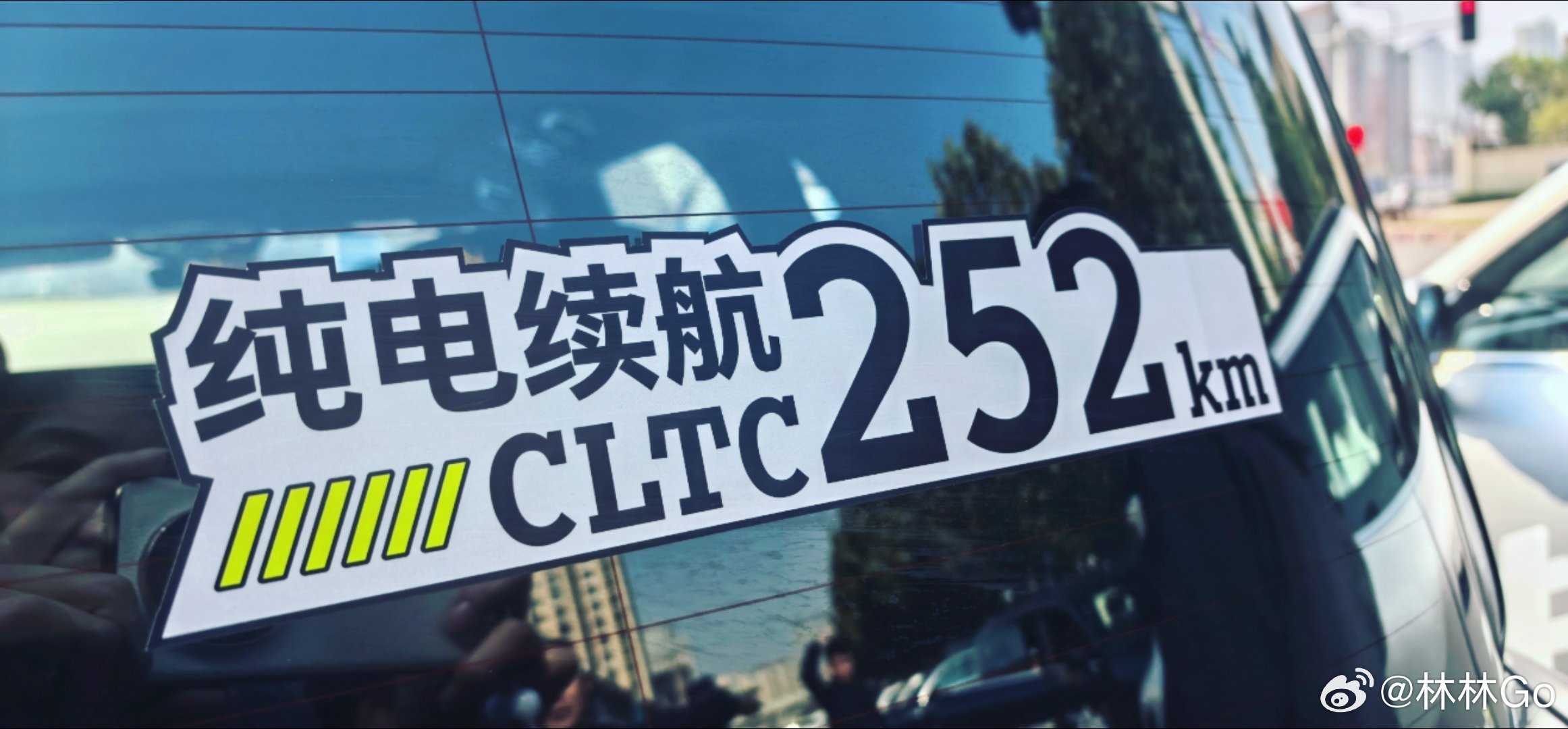 每台试驾车后面的标语不一样，讲不同的性能点，这样的安排也是用心了。精灵5号超级电