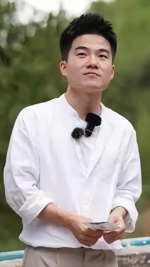 董宇辉直播时突然放下商品，就因为有妈妈说孩子为手机吵架反锁房门——他说的那句“手