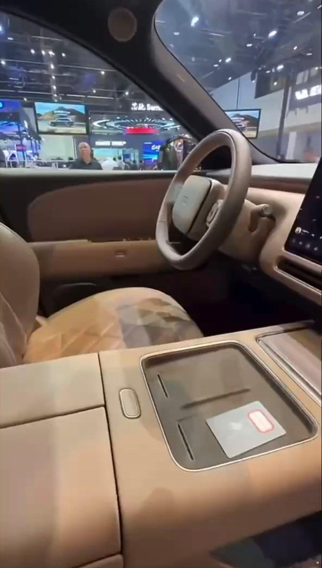 理想l9livis直接被毛子拉开车门拍完了菱形格的座椅挺有质感就是主驾完全没有仪