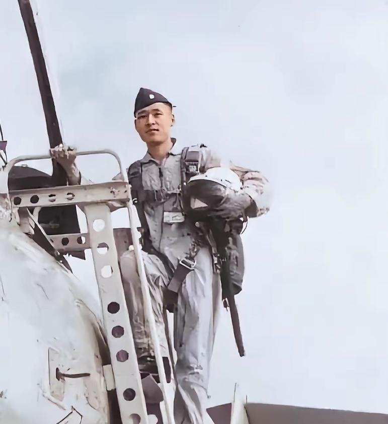 台湾空军飞行员谢翔鹤，1964年被解放军俘虏，拒不投降，只为能重回台湾效力国民党