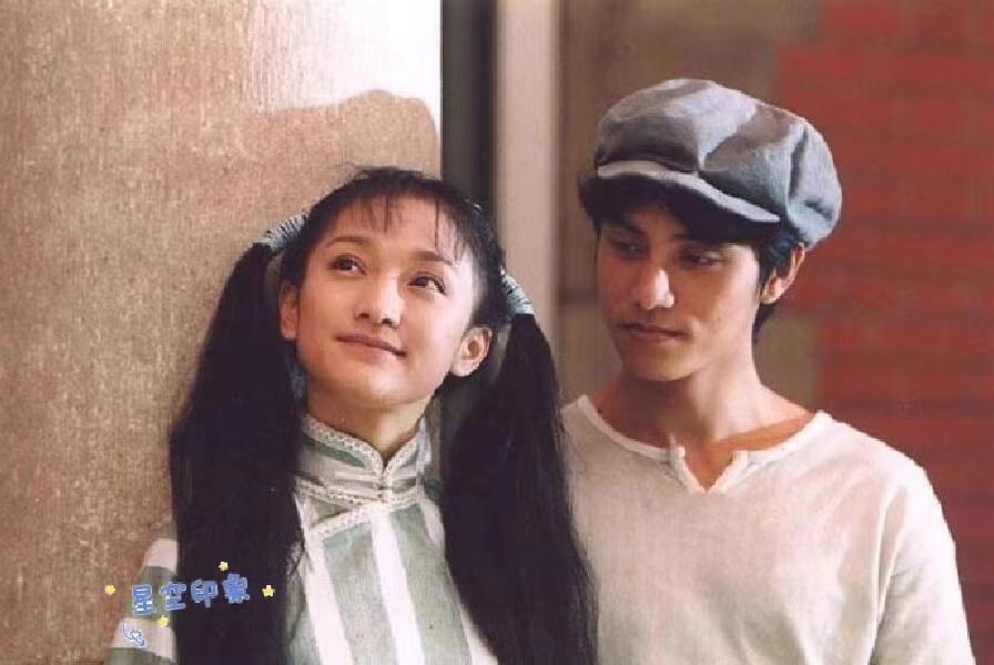 2000年，青涩的周迅和陈坤初次合作时的照片，谁能想到后面两人会走搞笑路线 ​​