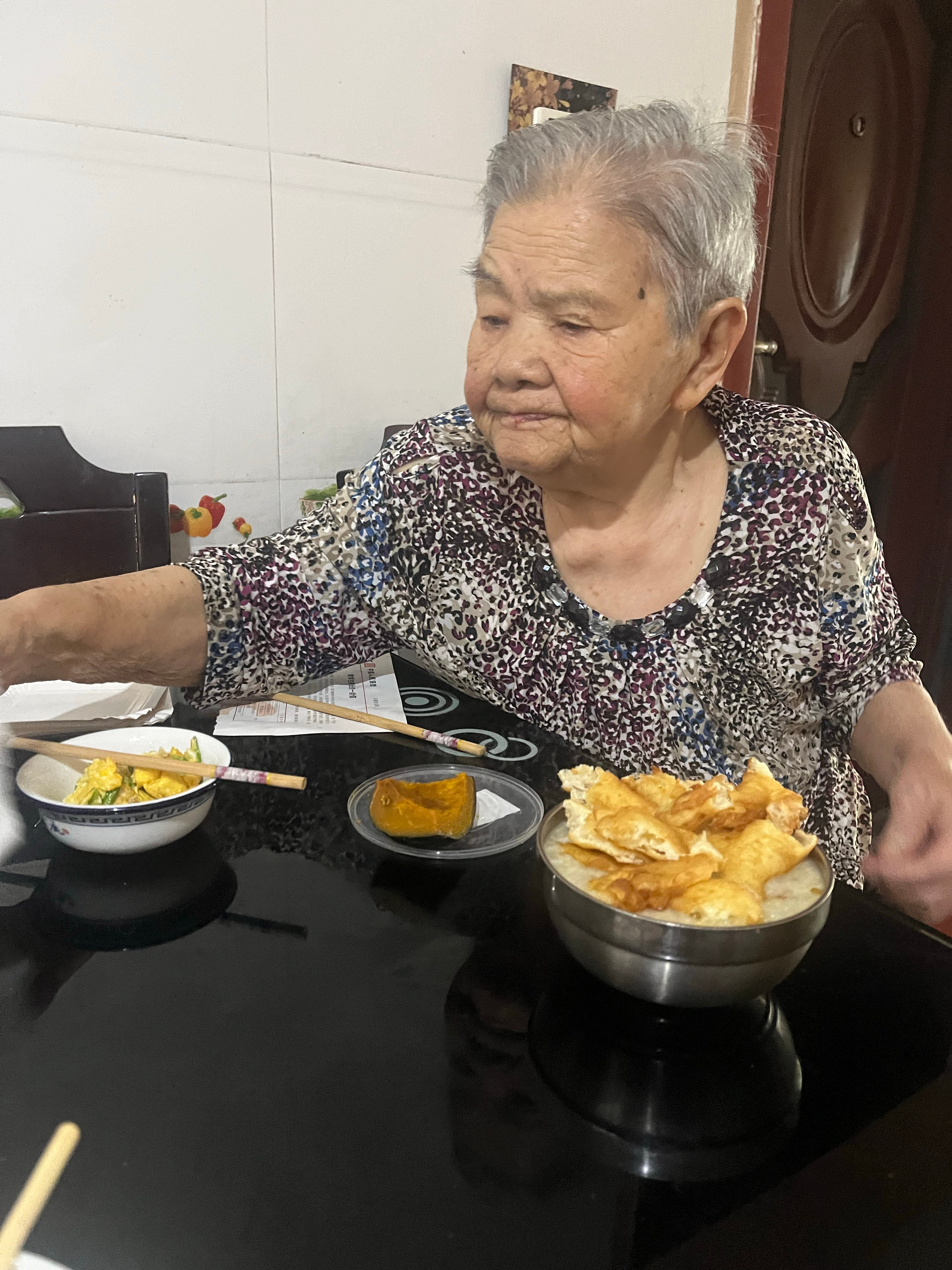 以前只看见过爹娘撕卷纸只撕一半，现在发现俺娘把省纸又开辟了新天地，如果不是眼看着