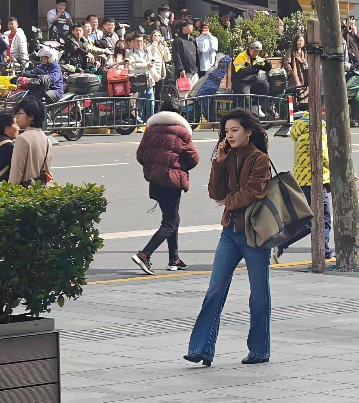 偶遇章若楠就懂了，明星的淡颜在现实中的冲击力有多大 
