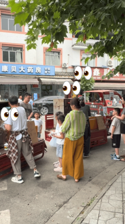 四川球迷大爷的应援比我想的还要卷成都街头两位卖地瓜大爷花式应援，摆摊battle