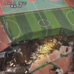 你听说了吗？湖南有所学校最近发生了件挺吓人的事，半夜里学校部分区域突然塌了，万幸