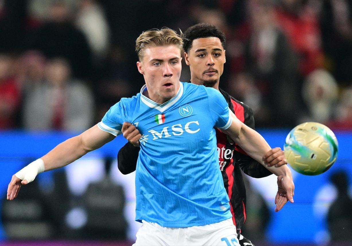 北京时间12月19日凌晨，意大利超级杯半决赛结束一场焦点大战，AC米兰对阵那不勒