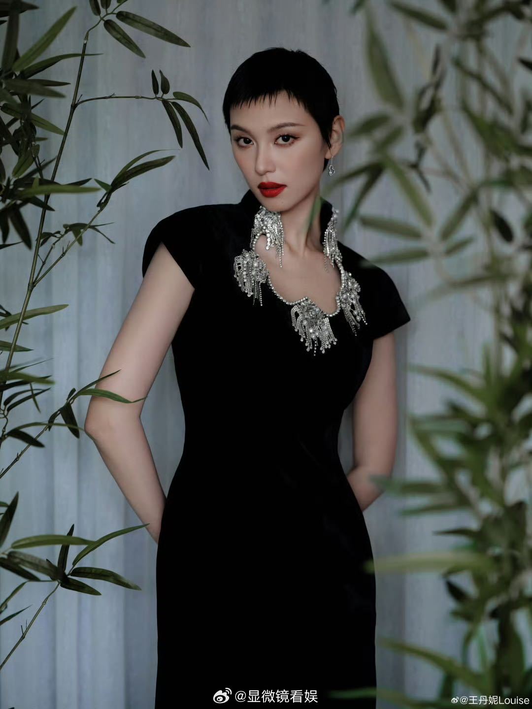王丹妮拍了拍短发的自己 在《营救飞虎》中，敢于接过重任、守护家国；在镜头下，她用