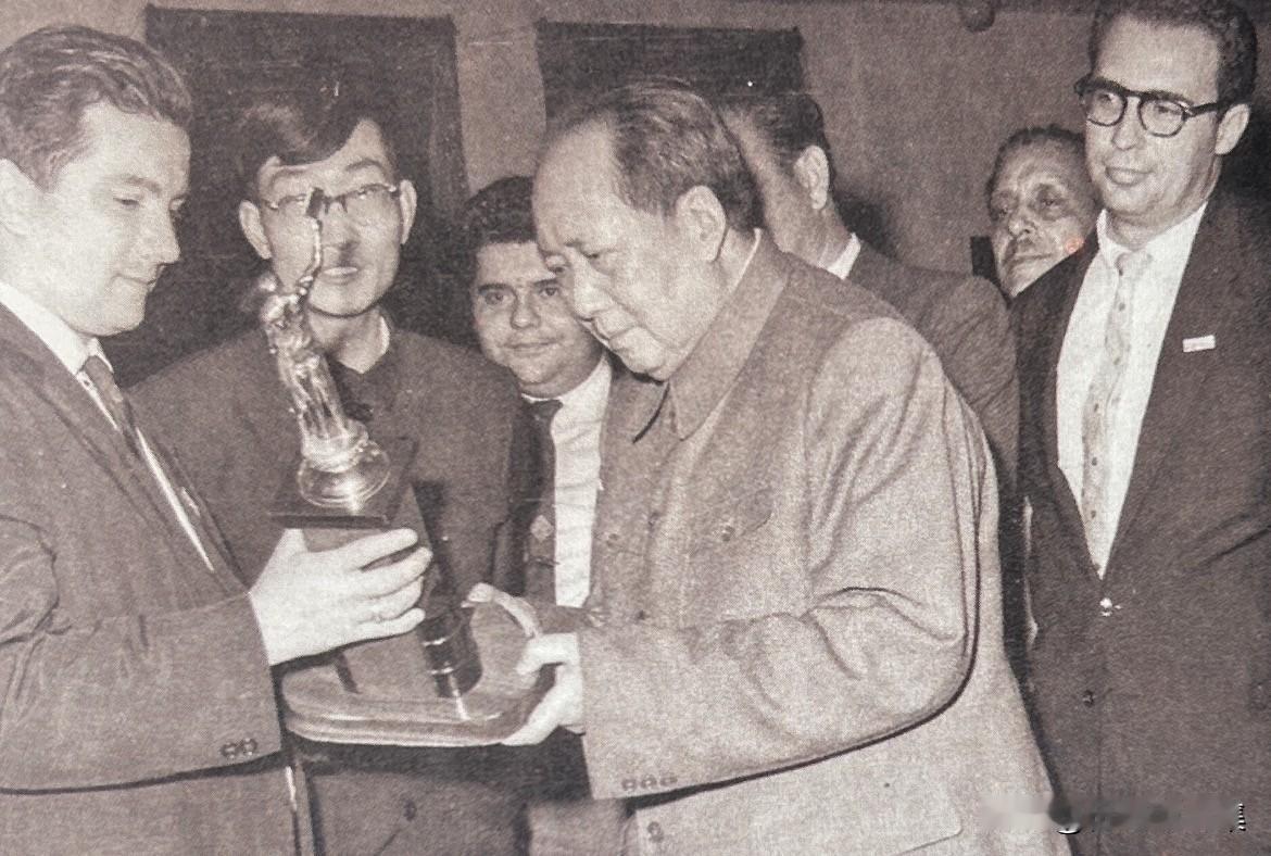 1961年4月22日，毛泽东主席接受来访的古巴教育部长阿曼多•阿特•达瓦洛斯的赠