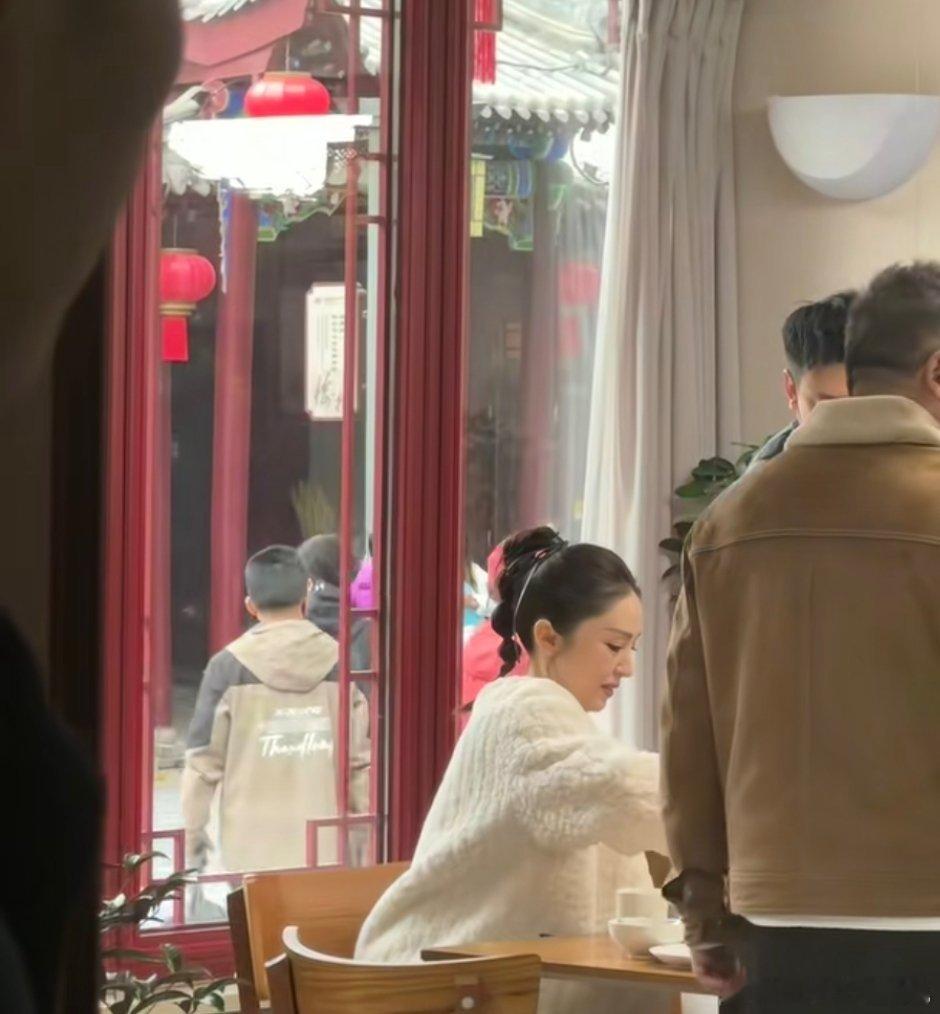 感觉路人视角下拍到的明星比她们上节目都好看 ​​​