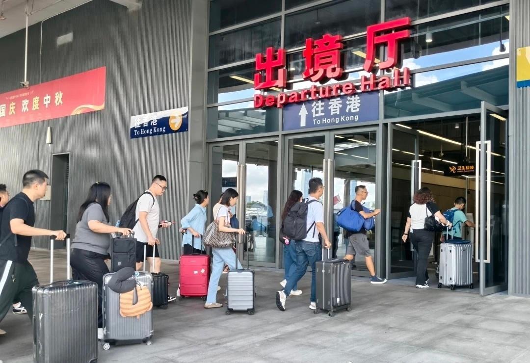 【深港通关 2025提前40天突破2亿】据深港口岸部门统计，今年截至10月25日